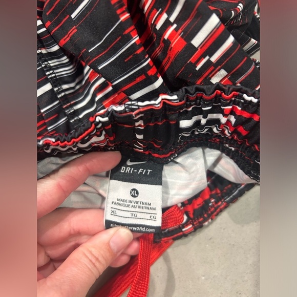 Nike Boys Basketball Shorts XL Red Black Stripe Drawstring Pockets - Picture 3 of 10